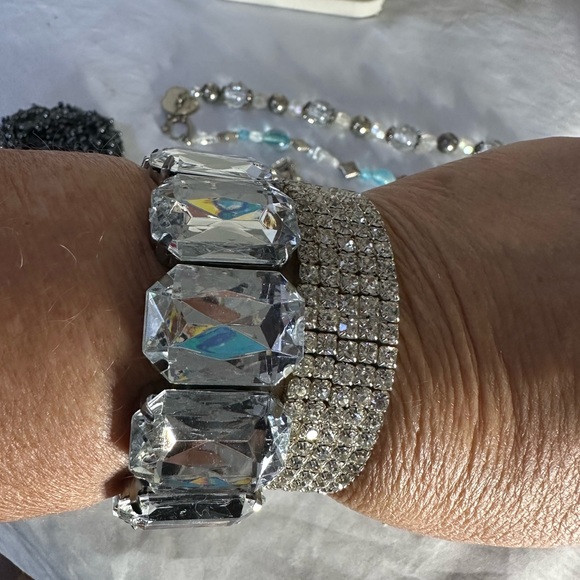 Large group of pearl bead and sparkly rhinestone bracelets - Picture 8 of 9